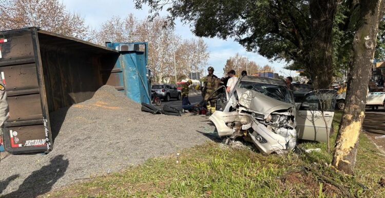 Cenário impactante> caminhão tombado na BR-116 e Idea bastante destruído