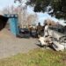 Cenário impactante> caminhão tombado na BR-116 e Idea bastante destruído