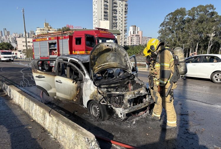 Equipe do Corpo de Bombeiros atuou para controlar as chamas