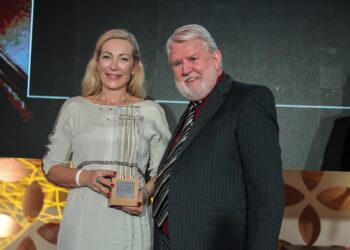 Monique Fabian Brock, uma das diretoras da AIRFIX recebendo o troféu de Valcídio D. Perotti, empresário, editor e diretor-presidente da Revista Móbile. Divulgação