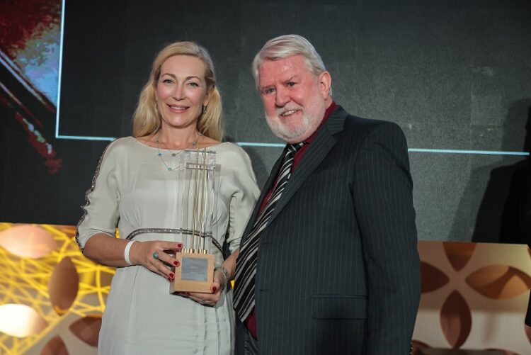 Monique Fabian Brock, uma das diretoras da AIRFIX recebendo o troféu de Valcídio D. Perotti, empresário, editor e diretor-presidente da Revista Móbile. Divulgação