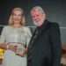 Monique Fabian Brock, uma das diretoras da AIRFIX recebendo o troféu de Valcídio D. Perotti, empresário, editor e diretor-presidente da Revista Móbile. Divulgação