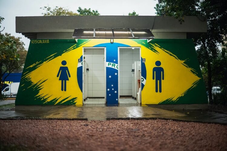 Obra de Rafael Jung nos banheiros da Praça do Imigrante. PMNH/Divulgação