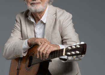 Renato Teixeira estará acompanhado pelos músicos Natanael Pereira Marques, na guitarra, e Márcio Luiz Gonçalves, no baixo. Divulgação