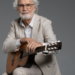 Renato Teixeira estará acompanhado pelos músicos Natanael Pereira Marques, na guitarra, e Márcio Luiz Gonçalves, no baixo. Divulgação
