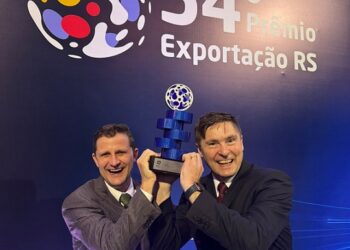 Equipe da Supra comemorando mais um importante reconhecimento para a indústria de São Leopoldo. Divulgação