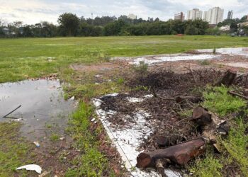 Cenário desolador: onde tinha esporte, lazer e famílias, restaram entulhos e sinais de abandono