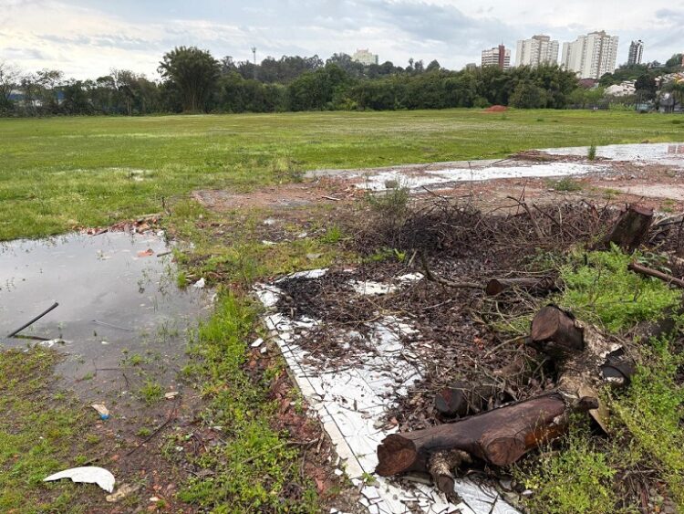 Cenário desolador: onde tinha esporte, lazer e famílias, restaram entulhos e sinais de abandono