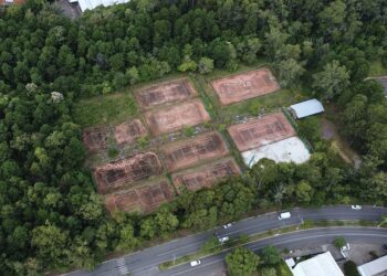 Área colocada para leilão conta com 11 quadras de tênis em estado de abandono