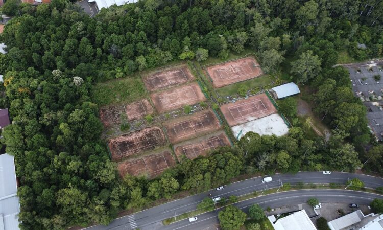Área colocada para leilão conta com 11 quadras de tênis em estado de abandono