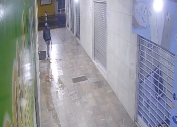 Margional arrancou peça e deixou água jorrando pela Galeria Reichert. Reprodução