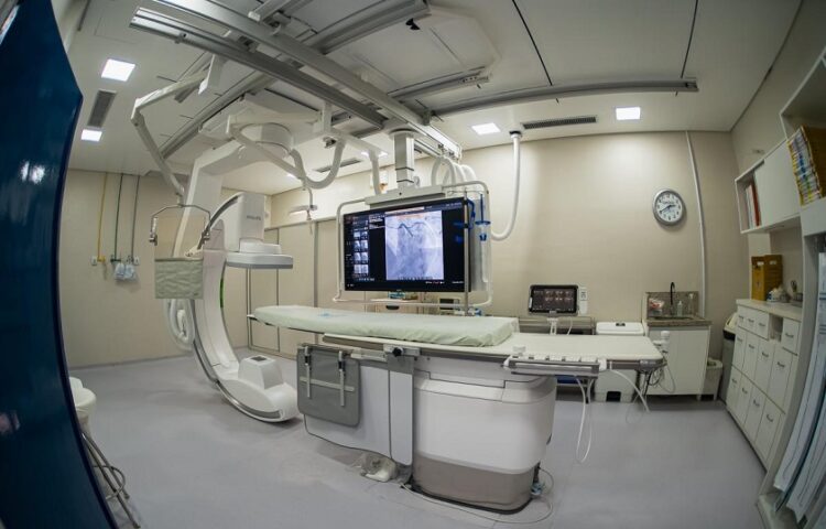 O principal avanço da nova estrutura é a incorporação do angiógrafo Philips Azurion 5, equipamento que passa a ser patrimônio próprio do Hospital Municipal. Thiago Dorscheid/PMNH
