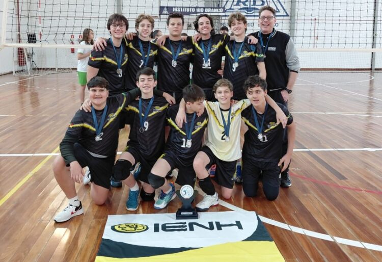 A equipe da IENH que ficou vice-campeão no Meridional de Vôlei. Fotos Divulgação