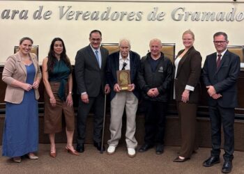 Ao lado de vereadores e do vice-prefeito, Claudio Behrend recebeu o Troféu Elisabeth Rosenfeld