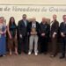 Ao lado de vereadores e do vice-prefeito, Claudio Behrend recebeu o Troféu Elisabeth Rosenfeld