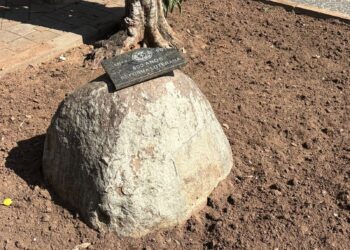 Placa foi fixada numa pedra em canteiro da Praça do Imigrante, em Novo Hamburgo