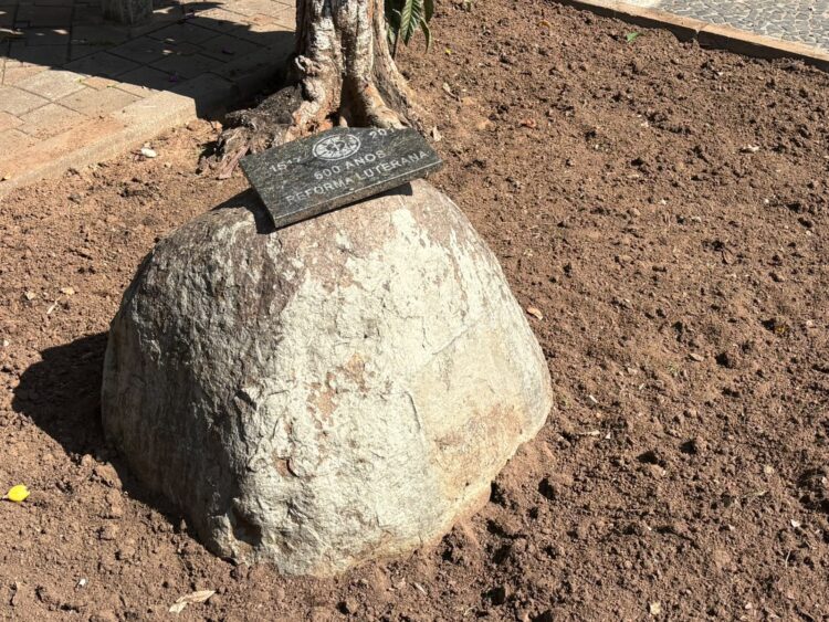 Placa foi fixada numa pedra em canteiro da Praça do Imigrante, em Novo Hamburgo