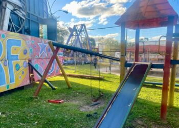 Instaladação do parque de diversões junto do playground da Pracinha da Ícaro