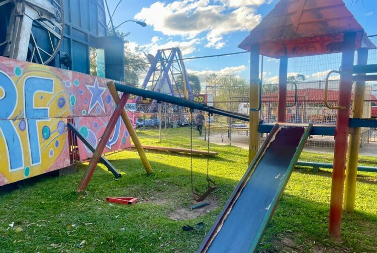 Instaladação do parque de diversões junto do playground da Pracinha da Ícaro