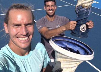 Os gaúchos Rafael Matos e Orlando Luz após o título deste domingo em Cincinnati. Divulgação