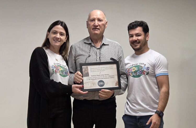 Cristiane Spohr, Raul Kruse e o prefeito Diego Francisco. Robson Nunes/Decom/PMEV
