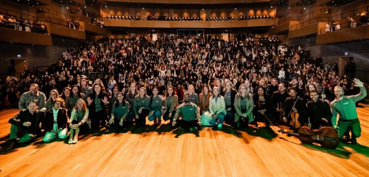 Fórum Regional de Educação da Sicredi Pioneira Sicredi Pioneira reuniu 1,4 mil educadores no Teatro Feevale. Divulgação