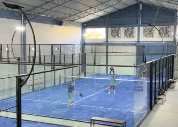 Com aproximadamente 2.500 metros quadrados de área total e pé-direito de até 11,5 metros, a Arena Volx Padel conta com cinco quadras de padel. Fotos Glowb Agency/Divulgação