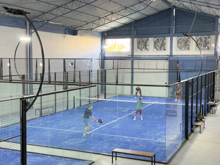 Com aproximadamente 2.500 metros quadrados de área total e pé-direito de até 11,5 metros, a Arena Volx Padel conta com cinco quadras de padel. Fotos Glowb Agency/Divulgação