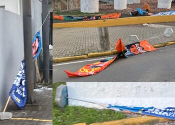 Wind banners de diversos candidatos tombados, ocupando as ruas e calçadas