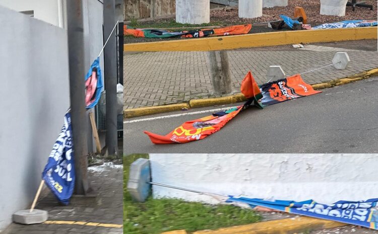 Wind banners de diversos candidatos tombados, ocupando as ruas e calçadas