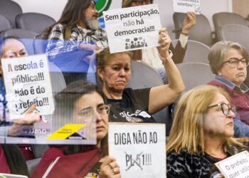 Professores protestaram na Câmara de Vereadores de Novo Hamburgo. Moris Musskopf/CMNH