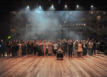 Convidados reunidos no palco para cantar o Parabéns com direito a bolo. Andrieli Siqueira/Universidade Feevale
