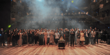 Convidados reunidos no palco para cantar o Parabéns com direito a bolo. Andrieli Siqueira/Universidade Feevale