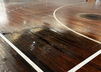 Um dos espaços em que mais chove na quadra poliesportiva do ginásio