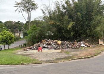 Estrutura de antigo bar foi colocada abaixo em poucos minutos