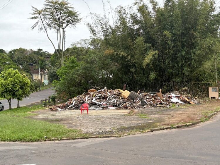 Estrutura de antigo bar foi colocada abaixo em poucos minutos