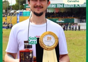 Guilherme Thiesen com o licor bicampeão da Expointer. Fetag/Divulgação