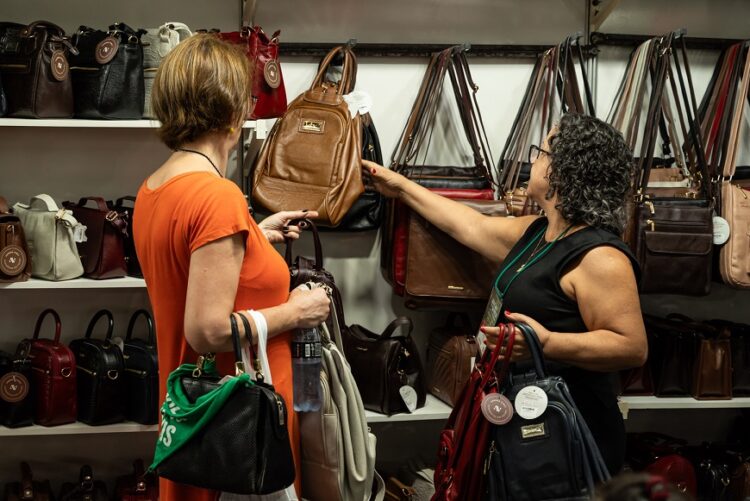 Evento terá cerca de 200 expositores e mais de 500 marcas de calçados, bolsas, roupas, acessórios, itens para casa e outros produtos. Divulgação