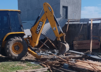 Equipes da Prefeitura se mobilizaram para derrubar as estruturas. PMNH/Divulgação