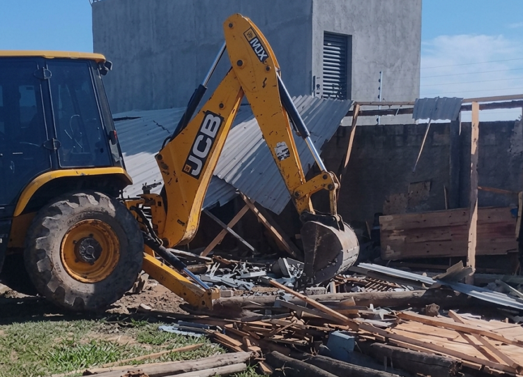 Equipes da Prefeitura se mobilizaram para derrubar as estruturas. PMNH/Divulgação