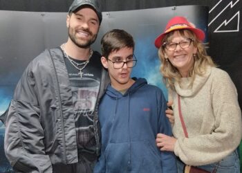Diagnosticado com Transtorno do Espectro Autista (TEA), o jovem Enzo tem no DJ Alok o grande hiperfoco atual. Divulgação