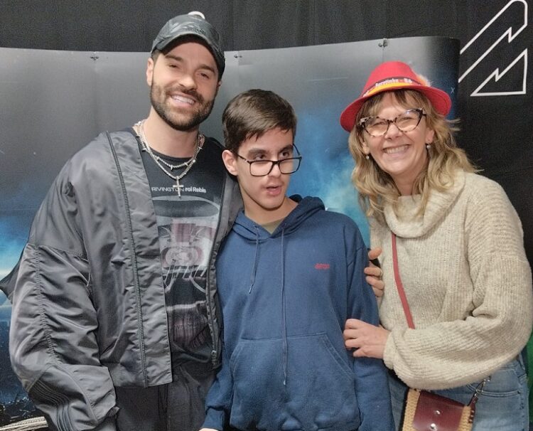Diagnosticado com Transtorno do Espectro Autista (TEA), o jovem Enzo tem no DJ Alok o grande hiperfoco atual. Divulgação