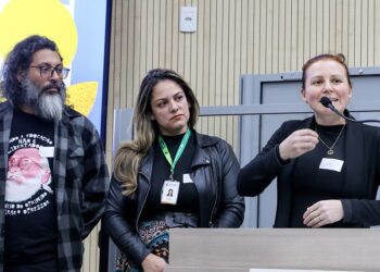 Camila Souza, Cristiane Michels e Anderson Dias solicitaram o apoio dos vereadores para avançar na demanda. Daniele Souza/CMNH