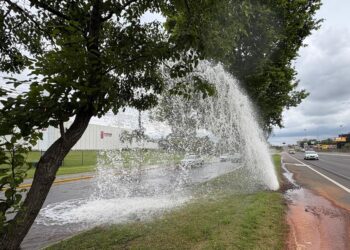Litros e litro de água jorrando e chamando a atenção dos motoristas