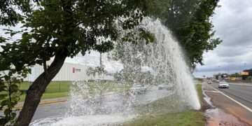 Litros e litro de água jorrando e chamando a atenção dos motoristas