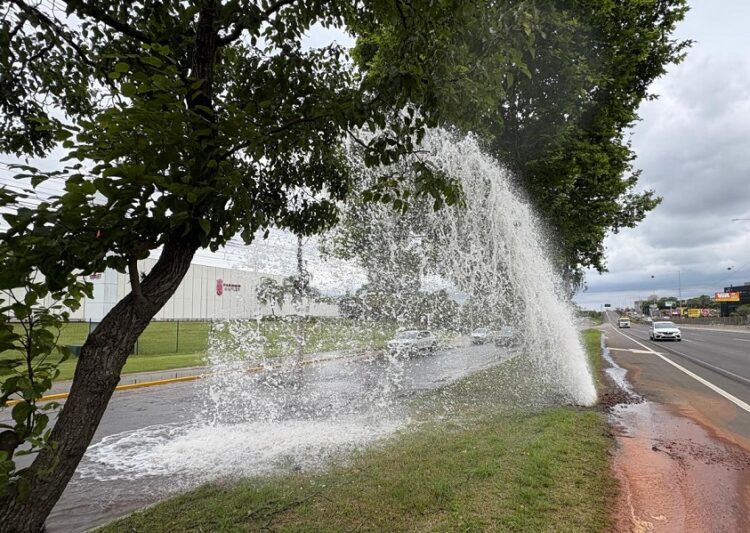 Litros e litro de água jorrando e chamando a atenção dos motoristas