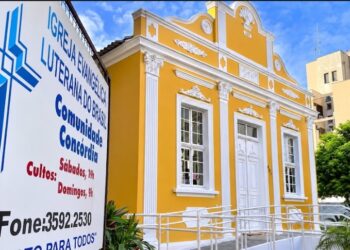 Inaugurada em 1907, a construção  chama atenção pela arquitetura em tom amarelo ocre. Divulgação