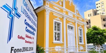Inaugurada em 1907, a construção  chama atenção pela arquitetura em tom amarelo ocre. Divulgação