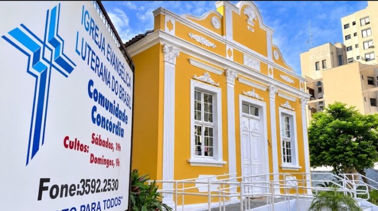 Inaugurada em 1907, a construção chama atenção pela arquitetura em tom amarelo ocre. Divulgação