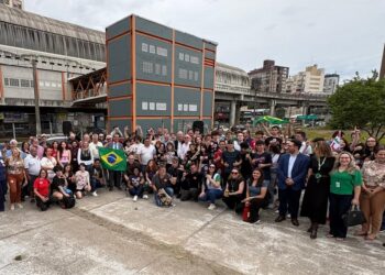 Cerca de 150 pessoas prestigiaram o ato realizado nesta quinta-feira em frente à Estação Novo Hamburgo do Trensurb